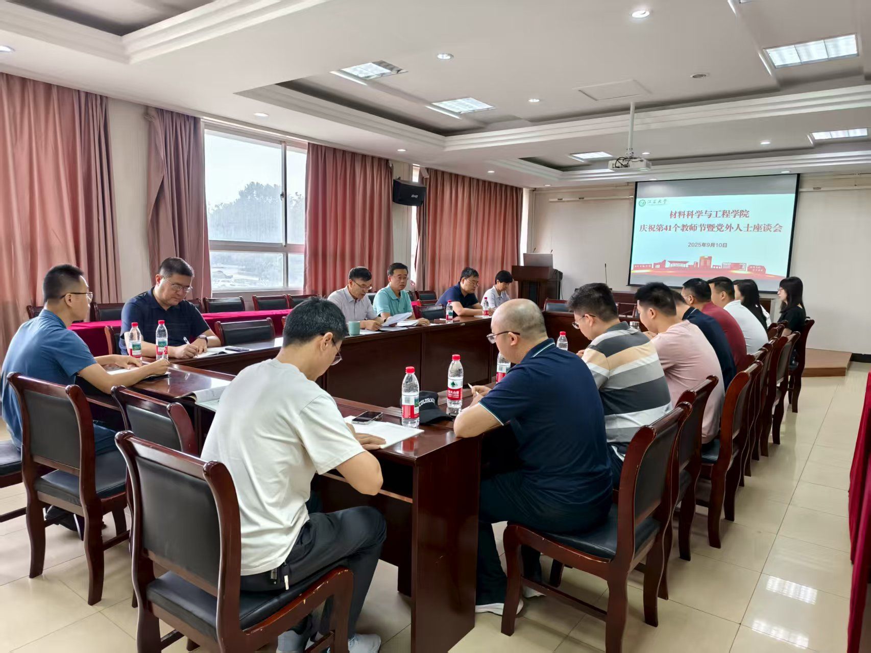 伟德victor1946党委召开庆祝教师节暨党外人士座谈会